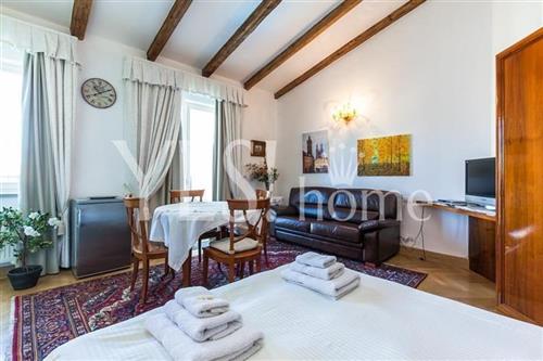 Pronájem luxusního bytu 1+kk s balkonem, 41 m2, Italská, Praha 2 - Vinohrady