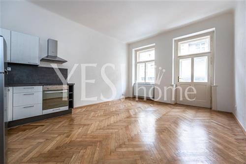 Pronájem luxusního, nezařízeného bytu 1+kk, 35 m2,  Lípová, Praha 2 - Nové Město.