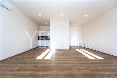 Pronájem luxusního, nezařízeného bytu 1+kk, 48 m2, Lípová, Praha 2 - Nové Město.