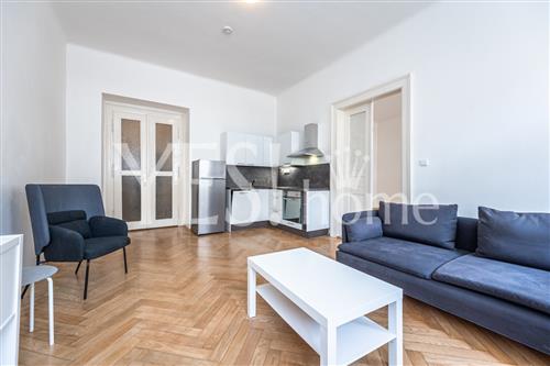 Pronájem luxusního, zařízeného bytu 1+kk s balkonem, 33 m2, Lípová, Praha 2 - Nové Město.