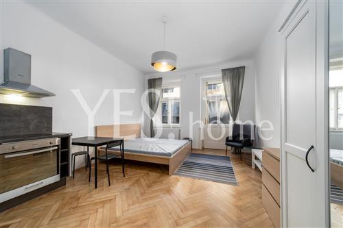 Pronájem luxusního, zařízeného bytu 1+kk s balkonem, 33 m2, Lípová, Praha 2 - Nové Město.