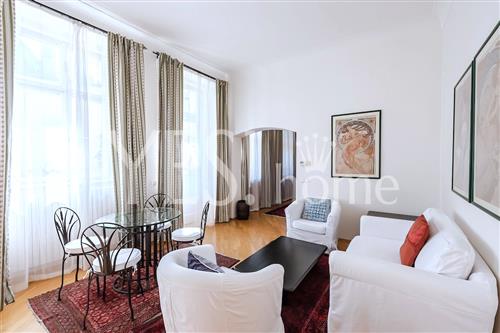 Pronájem luxusního, zařízeného bytu 2+1 s terasou, 69 m², Vlašská, Praha 1 - Malá Strana