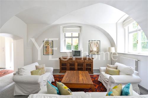 Pronájem luxusního, zařízeného bytu 2+1 s terasou, 112 m², Vlašská, Praha 1 - Malá Strana
