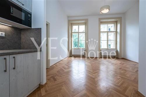 Pronájem luxusního, nezařízeného bytu 2+kk, 51 m2, Kozí, Praha 1 - Staré Město