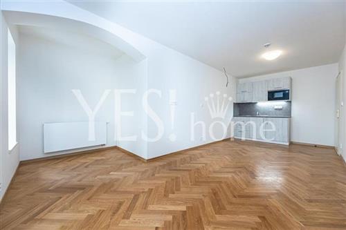 Pronájem luxusního, nezařízeného bytu 2+kk, 39 m2, Kozí, Praha 1 - Staré Město