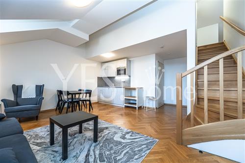 Pronájem luxusního, podkrovního, mezonetového, zařízeného bytu 2+kk, 62 m2, Kozí, Praha 1 - Staré