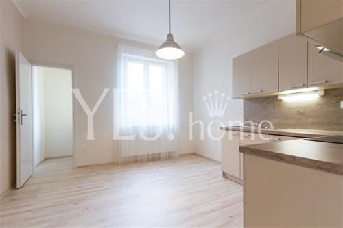 Pronájem nezařízeného bytu 2+kk, 38 m2, Ruská, Praha 10 - Vršovice