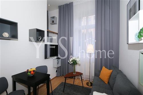 Pronájem zařízeného mezonetového bytu 2+kk s balkonem, 37 m2, Belgická, Praha 2 - Vinohrady