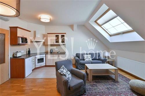 Pronájem podkrovního, zařízeného bytu 2+kk, 42 m2, Na Kozačce, Praha 2 - Vinohrady