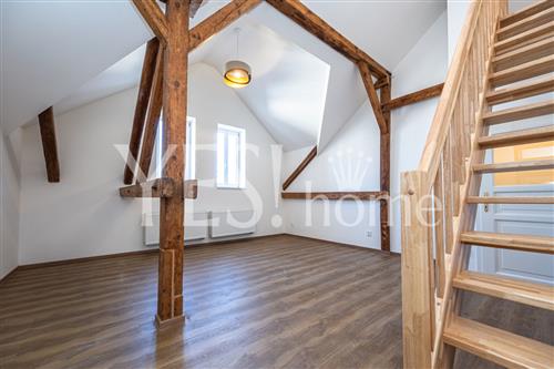 Pronájem luxusního, mezonetového, zařízeného bytu 2+kk, 49 m2, Lípová, Praha 2 - Nové Město.