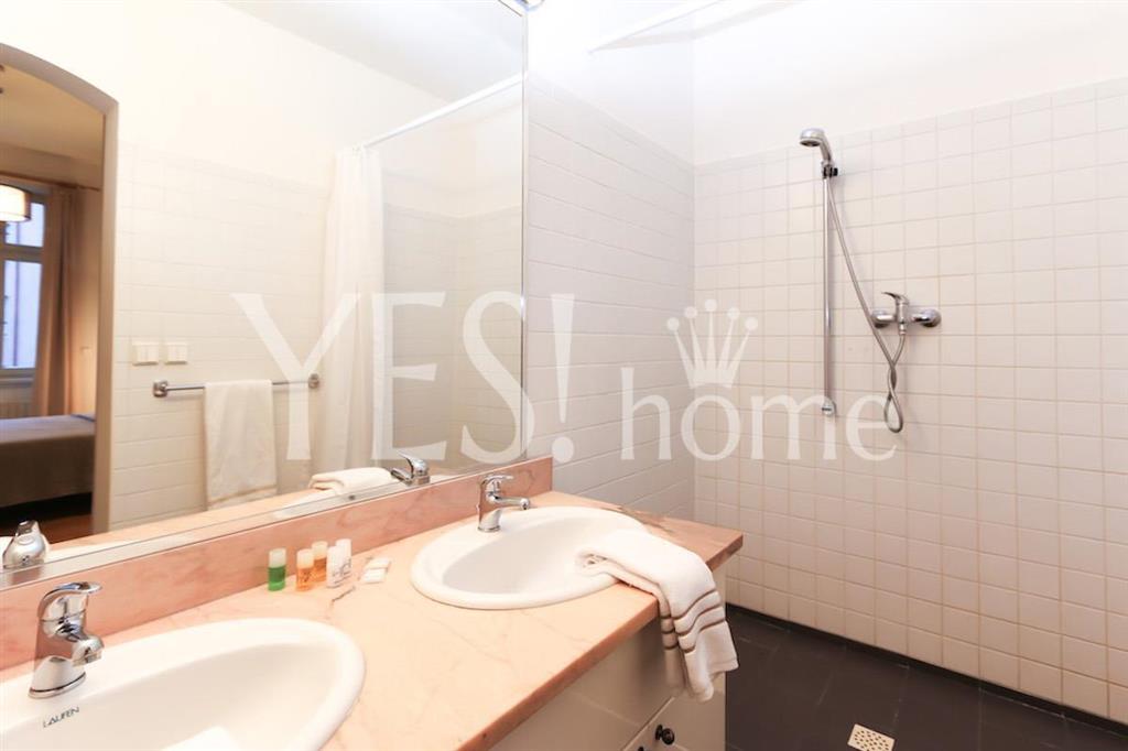 Bathroom_2_2.jpg