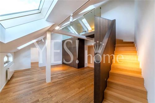 Luxusní, podkrovní, mezonetový byt 3+1 s terasou k pronájmu, 137 m2, U akademie, Praha 7 -  Bubeneč