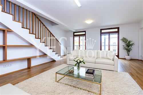 Pronájem půdního, mezonetového bytu se dvěma terasami, 168 m2, Štefánikova, Praha 5 - Smíchov