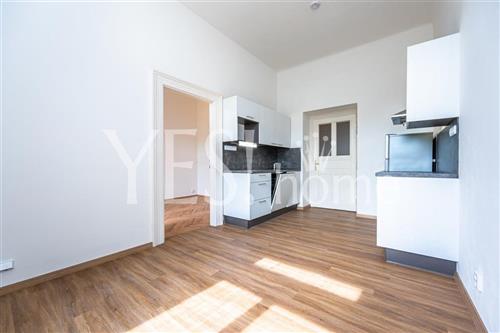 Pronájem luxusního, nezařízeného bytu 2+kk, 38 m2, Lípová, Praha 2 - Nové Město.