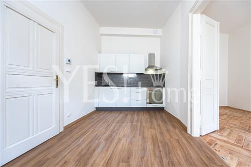 Pronájem luxusního, nezařízeného bytu 2+kk, 34 m2, Lípová, Praha 2 - Nové Město.