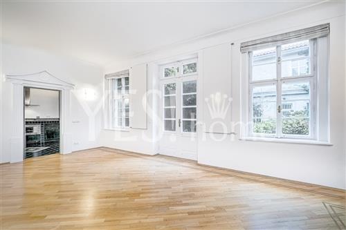 Pronájem mezonetového bytu 5+1 s terasou a zahradou, 327 m², Vlašská, Praha 1- Malá Strana