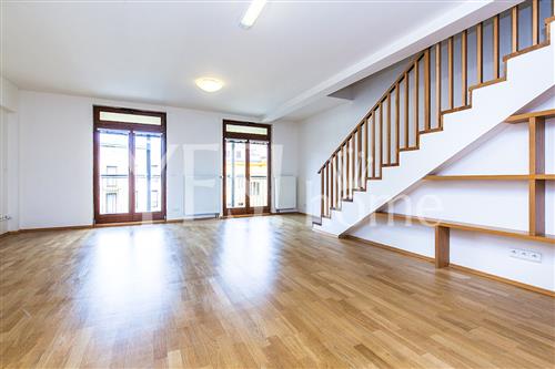 Pronájem půdního, mezonetového bytu se dvěma terasami, 168 m2, Štefánikova, Praha 5 - Smíchov